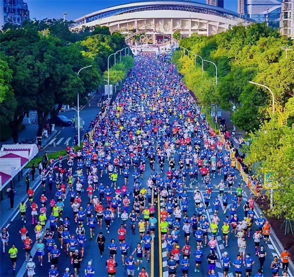 Skupina Hi-Q běží společně na Zhuhai Marathon